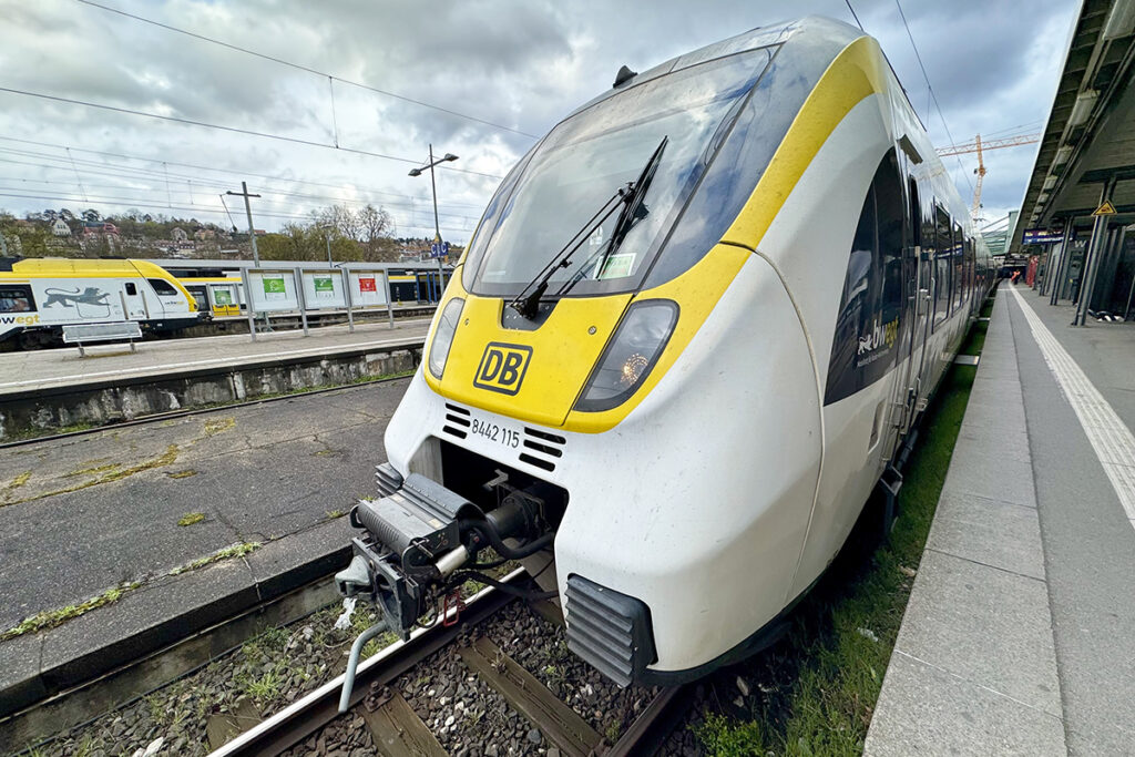 Ein Zug steht an einem Bahnsteig.