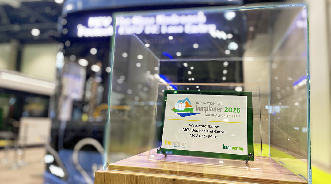 Eine Urkunde mit einer Auszeichnung steht in einer Vitrine.