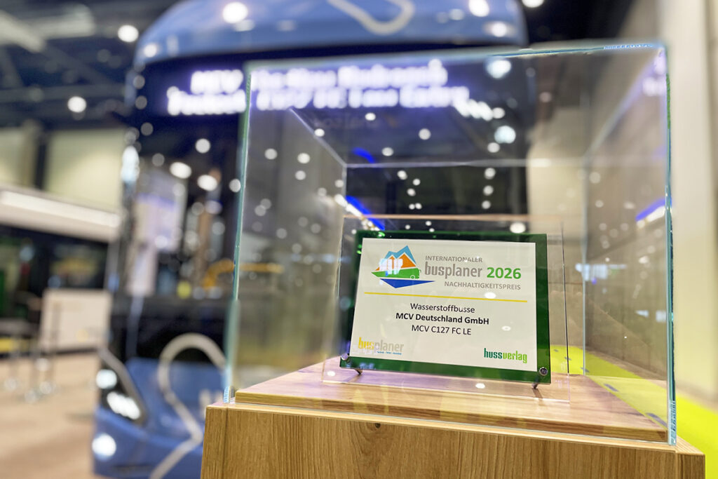 Eine Urkunde mit einer Auszeichnung steht in einer Vitrine.