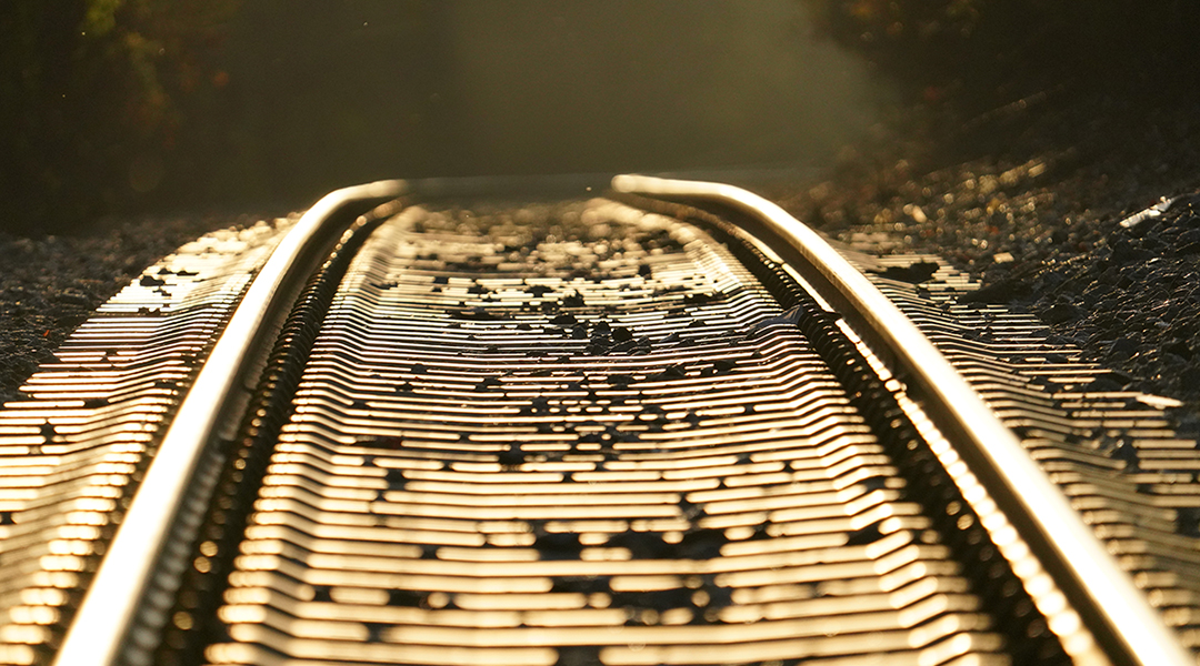 Schienen glänzen im Sonnenlicht.