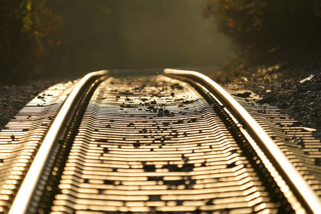 Schienen glänzen im Sonnenlicht.