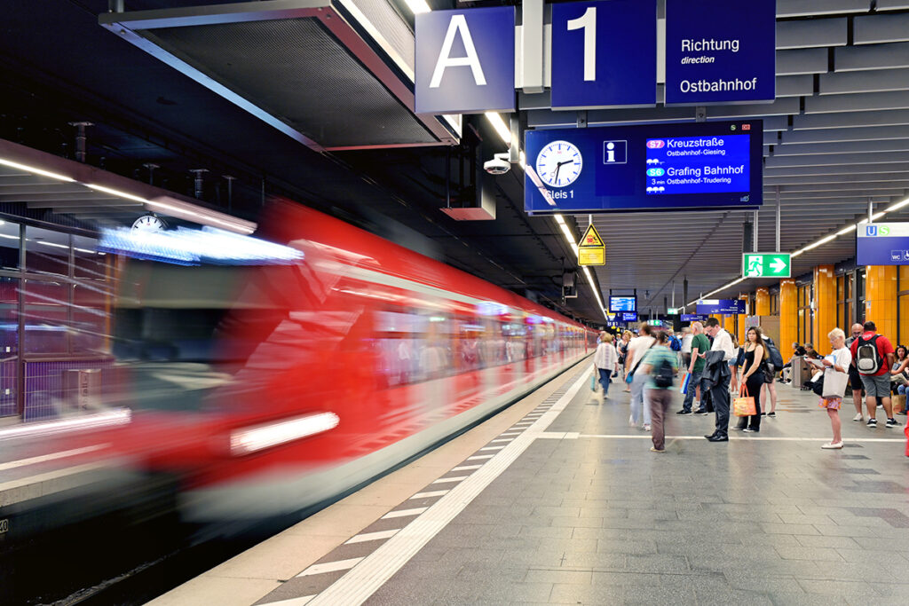 Ein S-Bahn-Zug fährt aus einer Tunnelstation aus.
