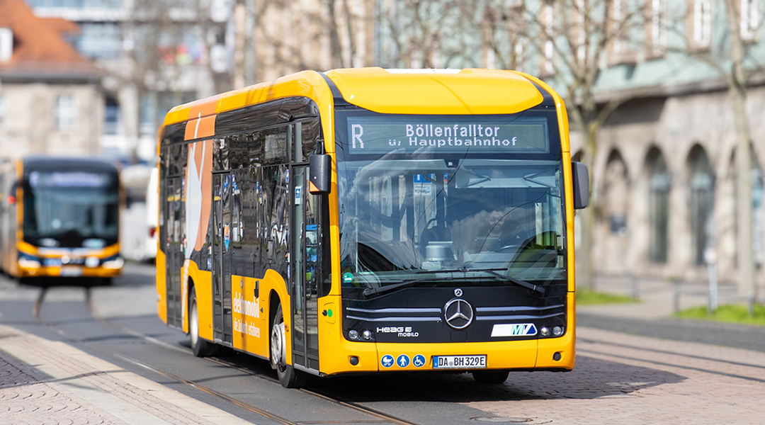 Ein Elektrobus fährt auf einer Straße.
