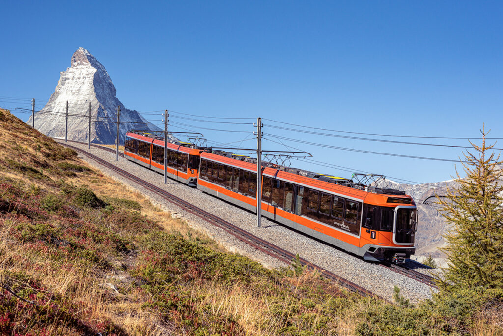 Eine Zahnradbahn fährt am Matterhorn vorbei.
