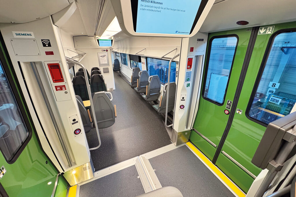 Der Innenraum einer S-Bahn mit Türen und Sitzen.