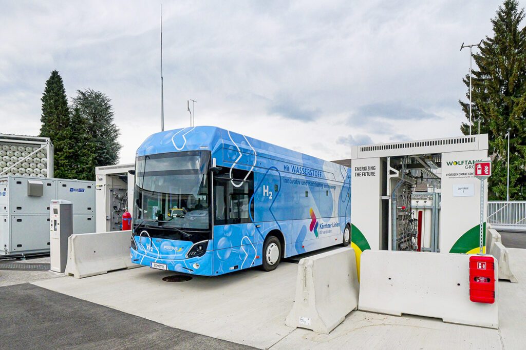 Ein Wasserstoff-Bus steht an einer Wasserstoff-Tankstelle.