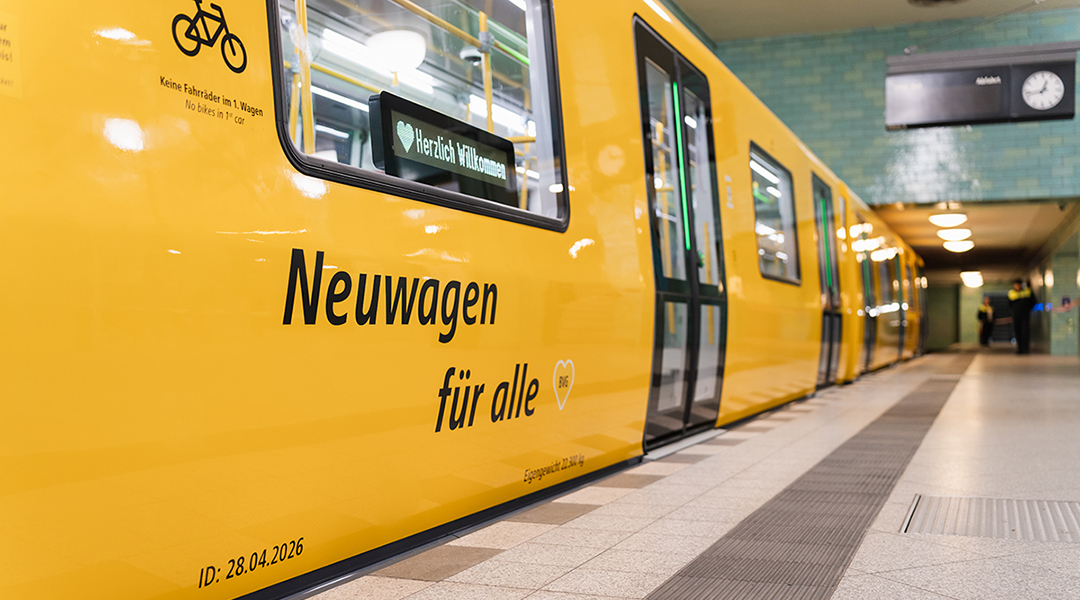 Ein U-Bahn-Zug steht an einem Bahnsteig.