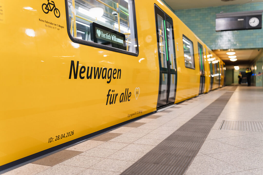 Ein U-Bahn-Zug steht an einem Bahnsteig.