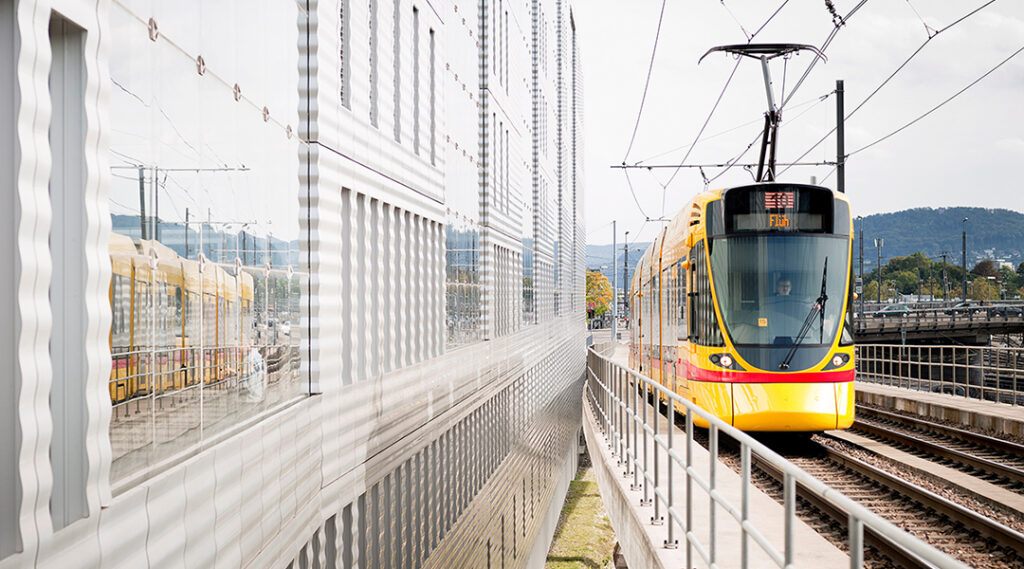 TINA-Straßenbahn mit weniger Vibrationen