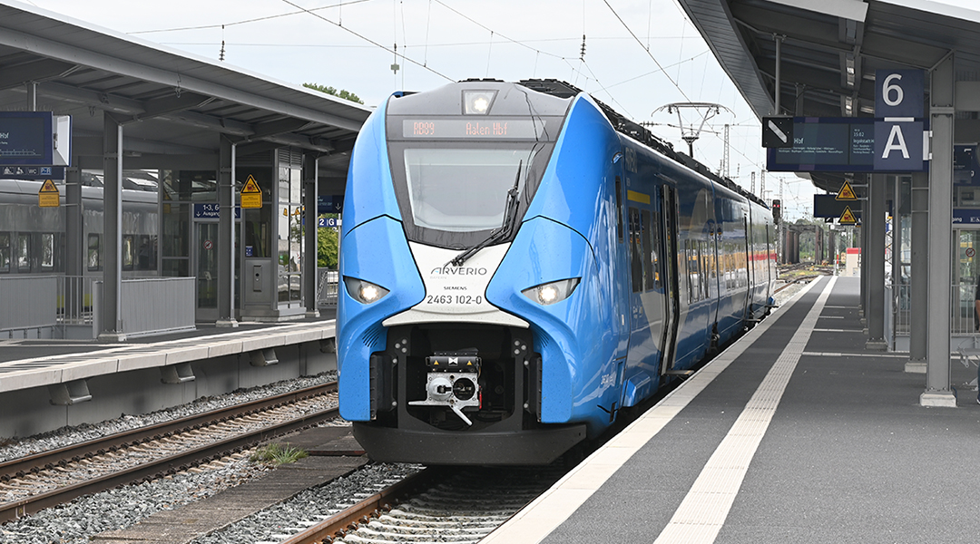 Ein Triebzug steht an einem Bahnsteig.