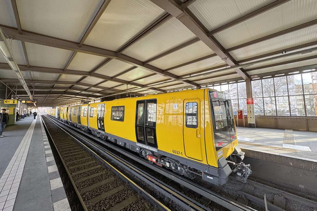Eine U-Bahn hält in einem Bahnhof. 