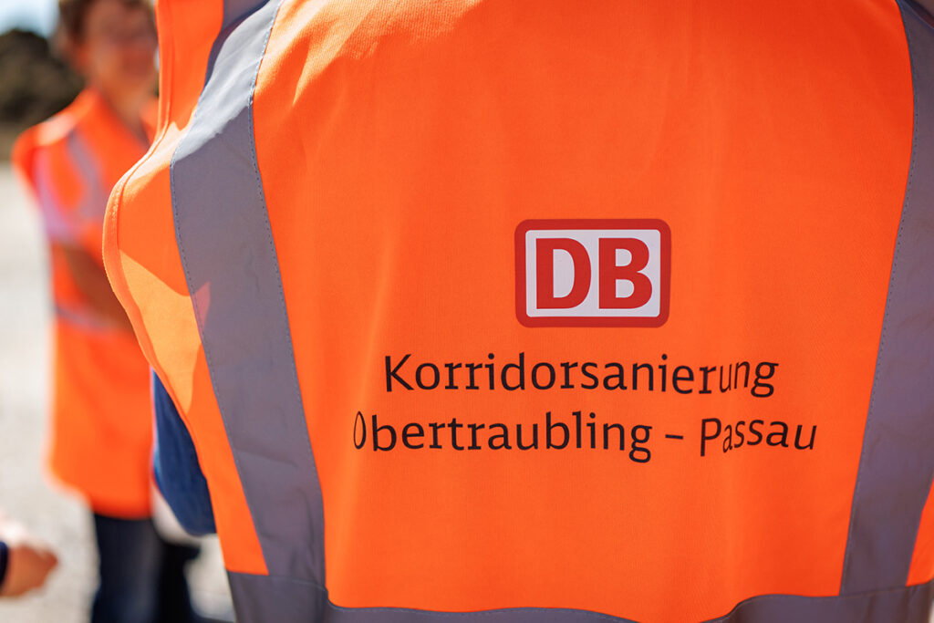 Eine Warnweste mit DB-Logo und der Aufschrift Korridorsanierung Obertraubling – Passau.