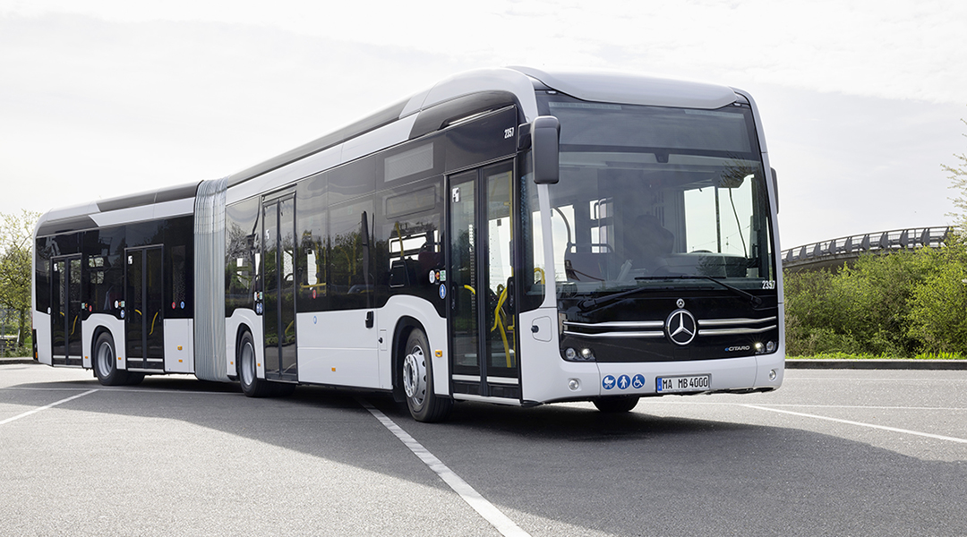 Ein Elektro-Gelenkbus steht auf einem Parkplatz.