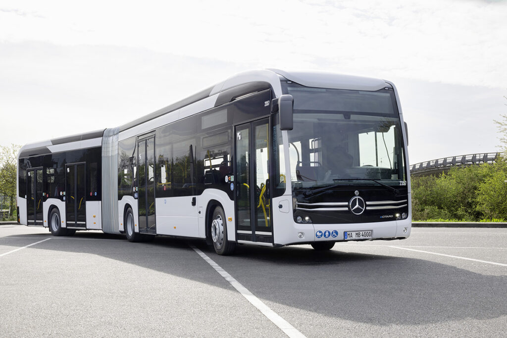 Ein Elektro-Gelenkbus steht auf einem Parkplatz.