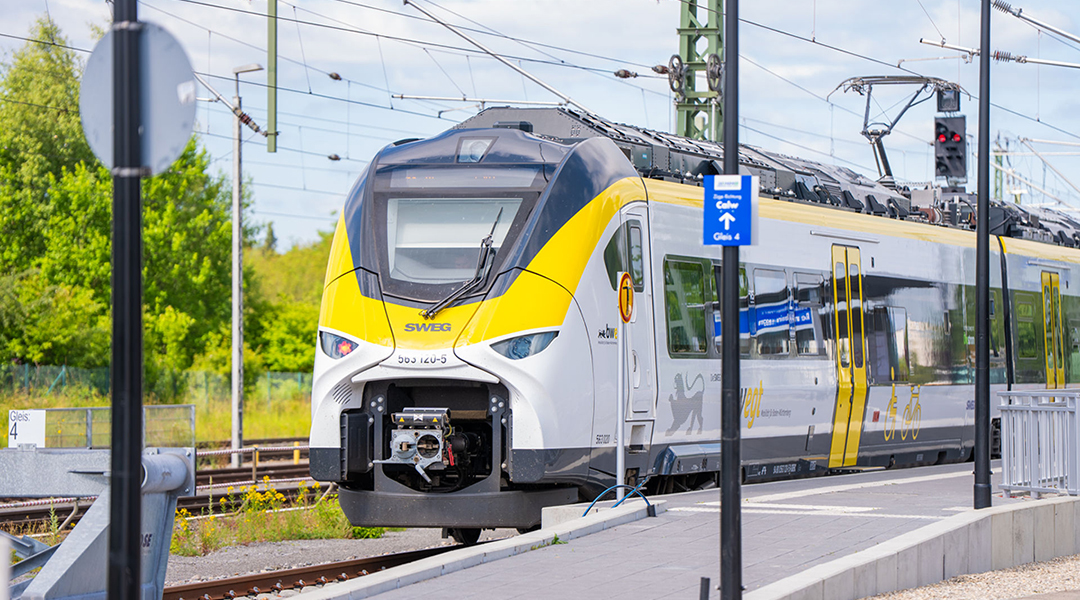 Ein Akkuzug steht an einem Bahnsteig.