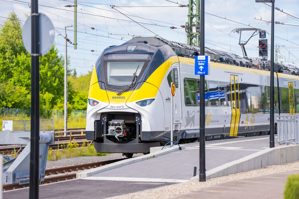 Ein Akkuzug steht an einem Bahnsteig.