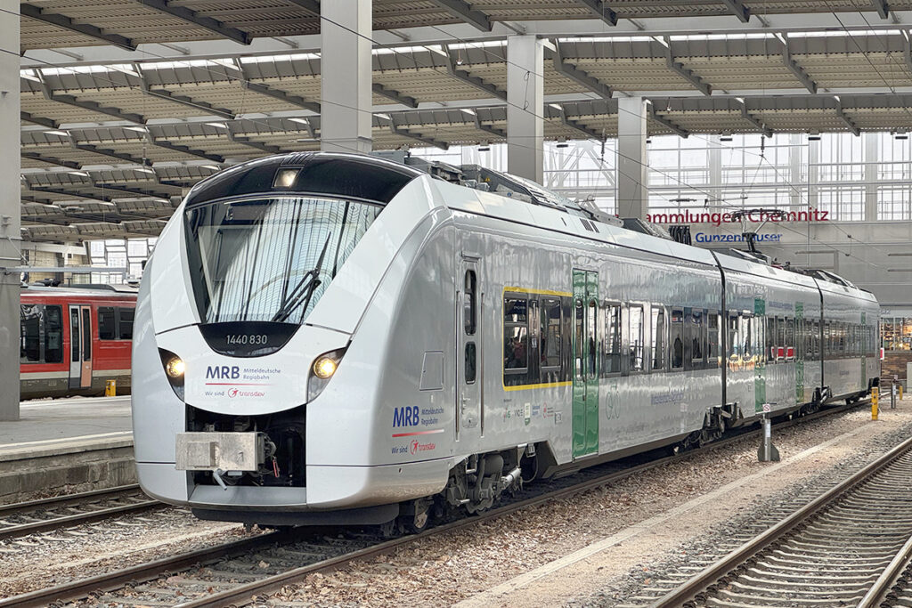 Ein Elektrotriebzug steht in der Halle des Chemnitzer Hauptbahnhofs.