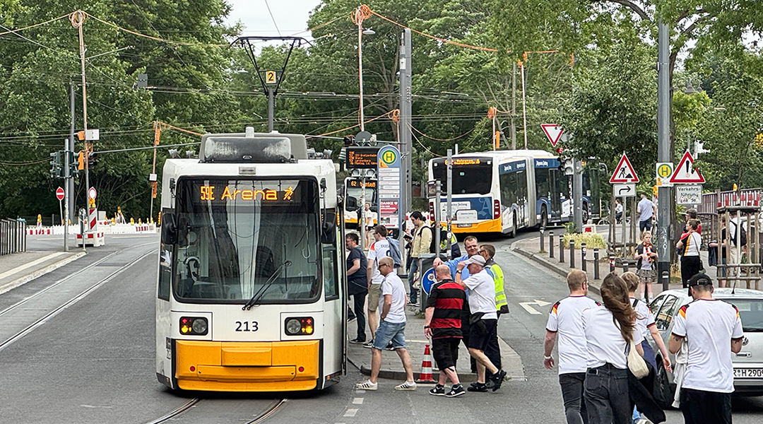 Viele Fahrgäste steigen in eine Straßenbahn.