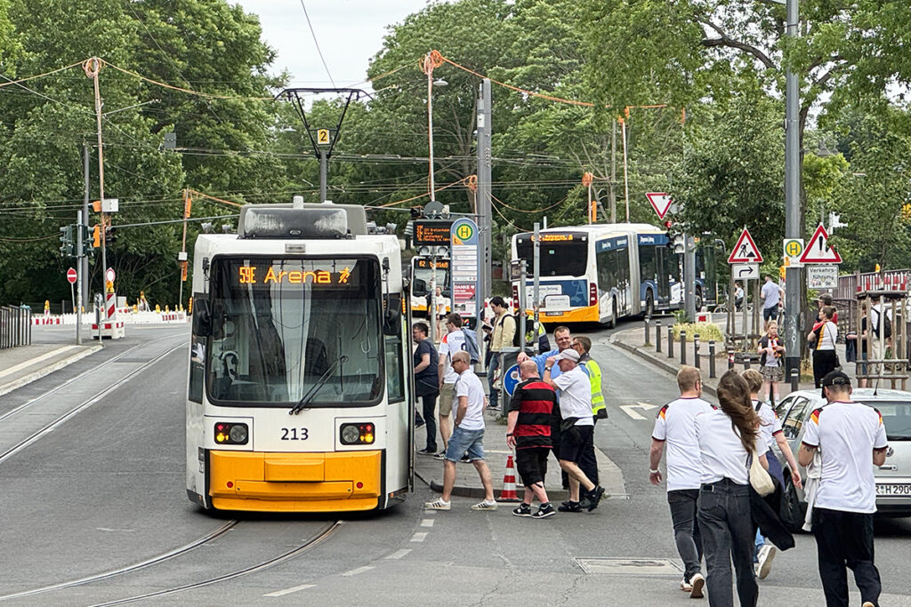 Viele Fahrgäste steigen in eine Straßenbahn.