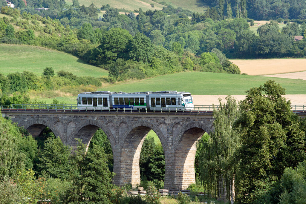 Eine Stadtbahn fährt über einen Viadukt.