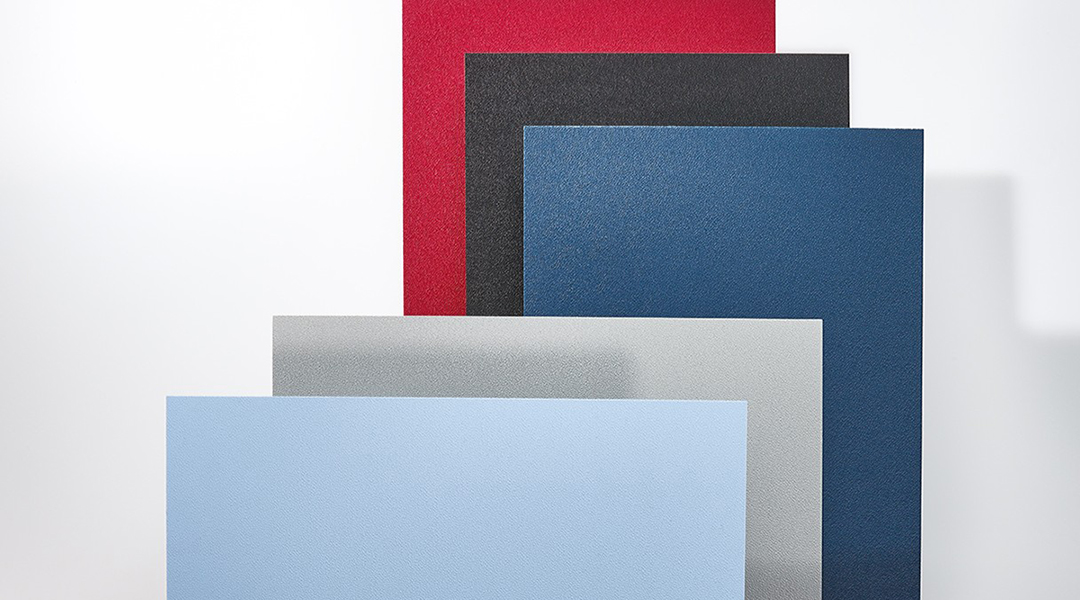 Mehrere farbige Kunststoff-Platten liegen aufeinander.