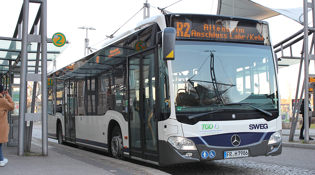Ein Bus steht an einer Haltestelle.
