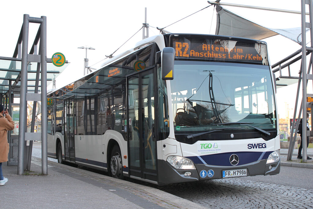 Ein Bus steht an einer Haltestelle.