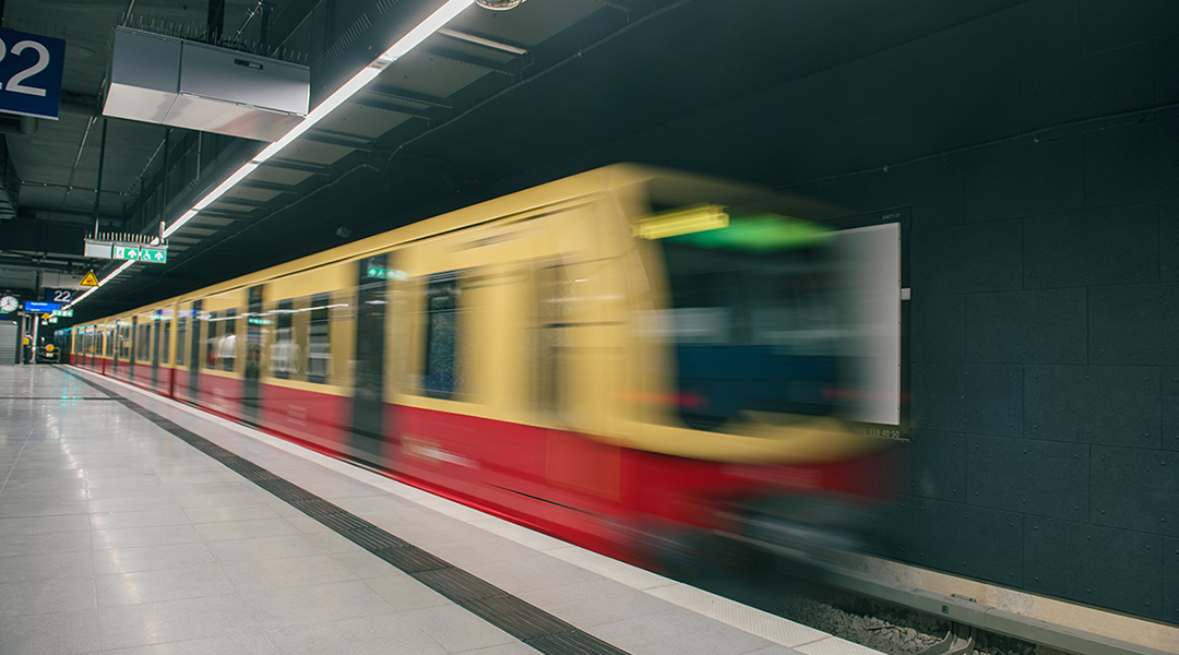 Eine S-Bahn fährt in einen Tunnelbahnhof ein.