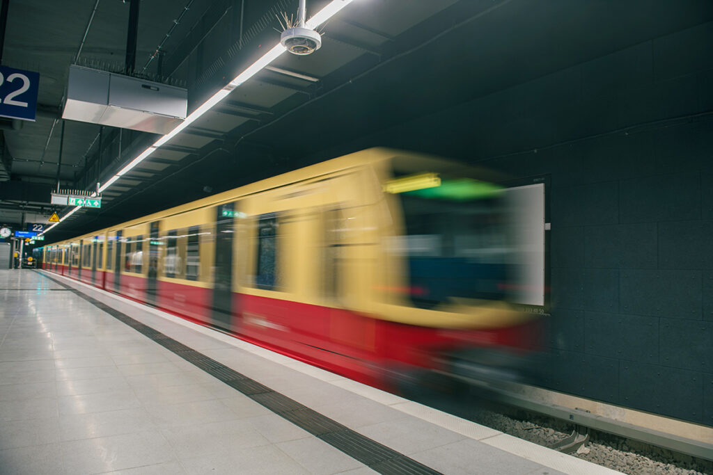 Eine S-Bahn fährt in einen Tunnelbahnhof ein.
