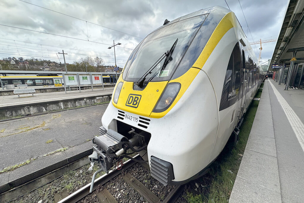 Ein Elektrotriebzug steht an einem Bahnsteig.