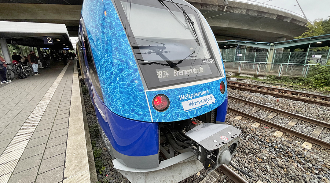Ein Wasserstoffzug steht an einem Bahnsteig.
