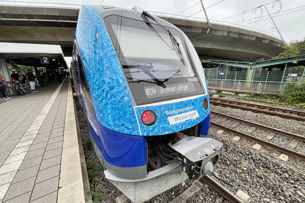 Ein Wasserstoffzug steht an einem Bahnsteig.