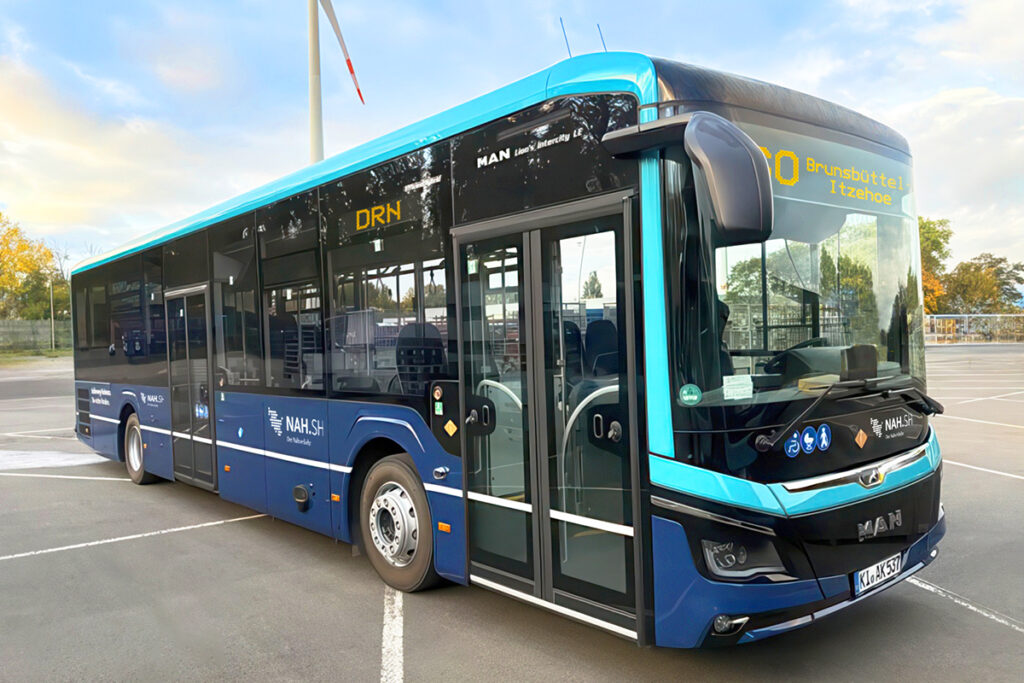 Ein Linienbus steht auf einem Platz.