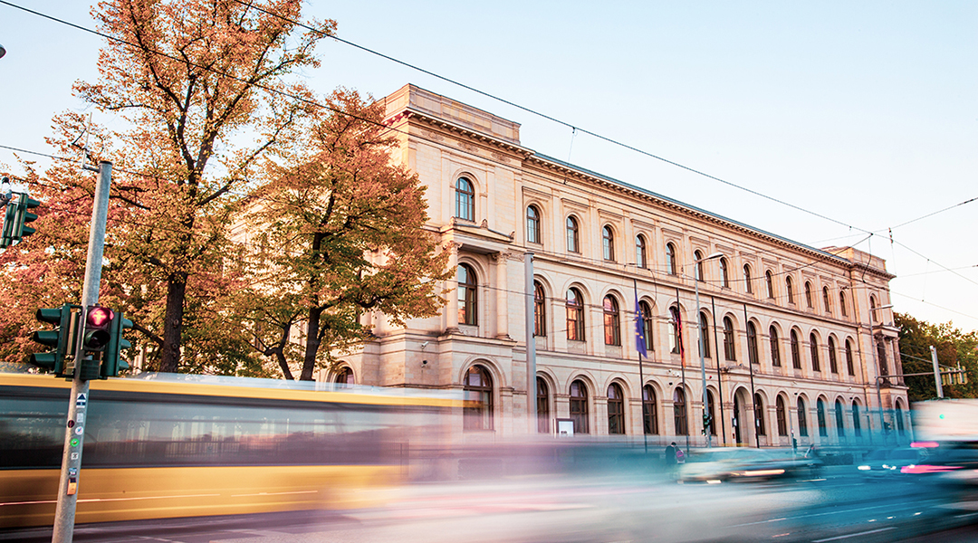 Ein großes Gebäude an einer Straße.