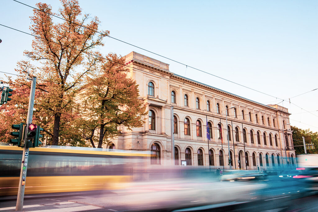 Ein großes Gebäude an einer Straße.