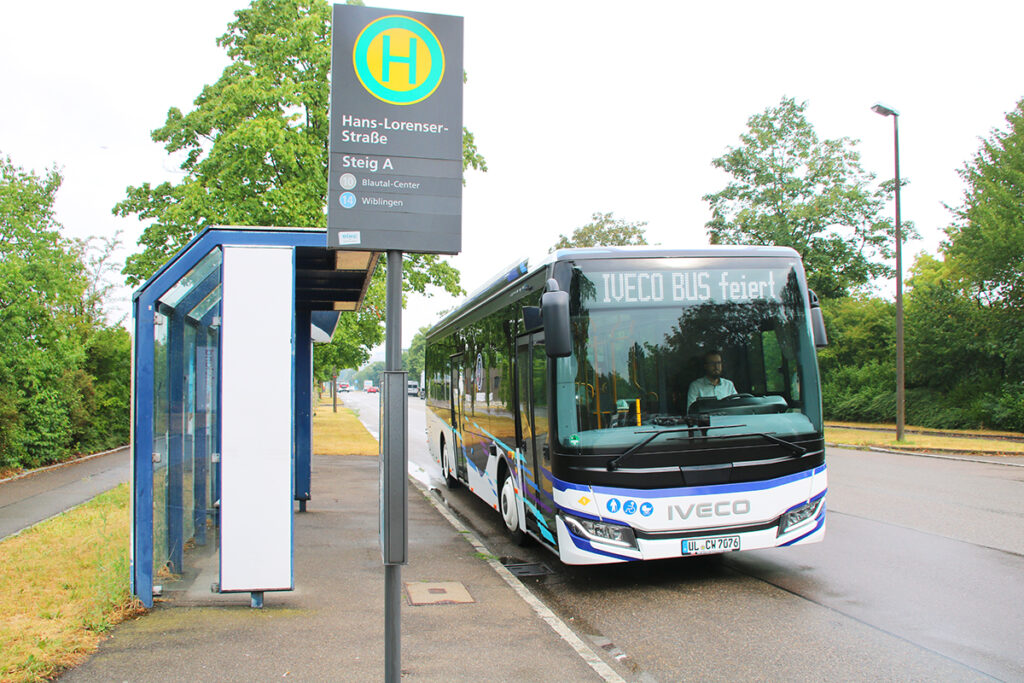 Ein niederfluriger Elektrobus steht an einer Haltestelle.