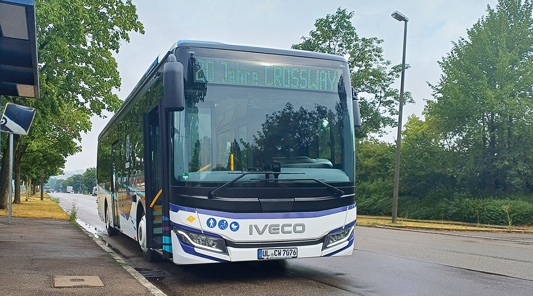 Ein Elektrobus steht an einer Haltestelle.