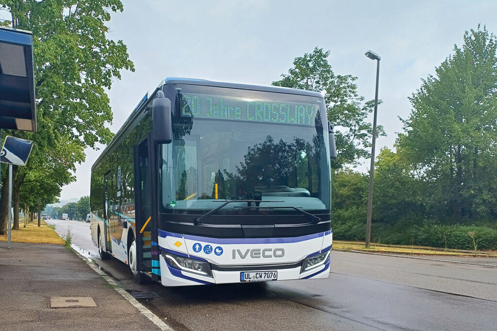 Ein Elektrobus steht an einer Haltestelle.