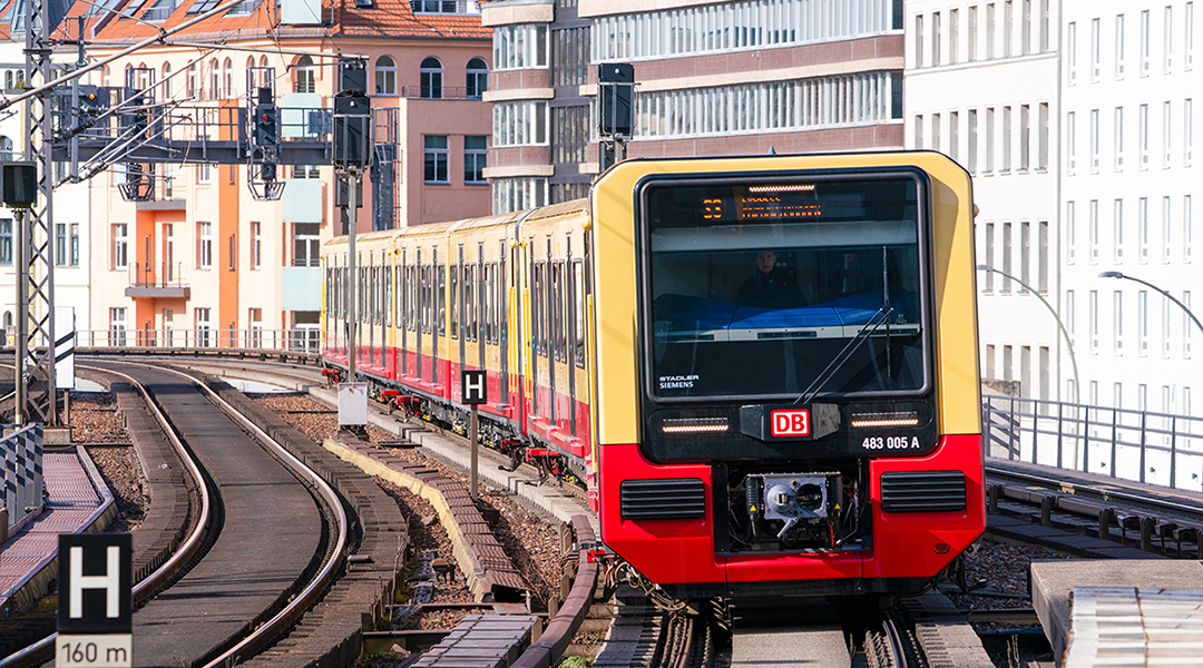 In Berlin fährt eine S-Bahn an einem Bahnsteig ein.