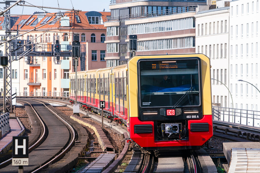 In Berlin fährt eine S-Bahn an einem Bahnsteig ein.