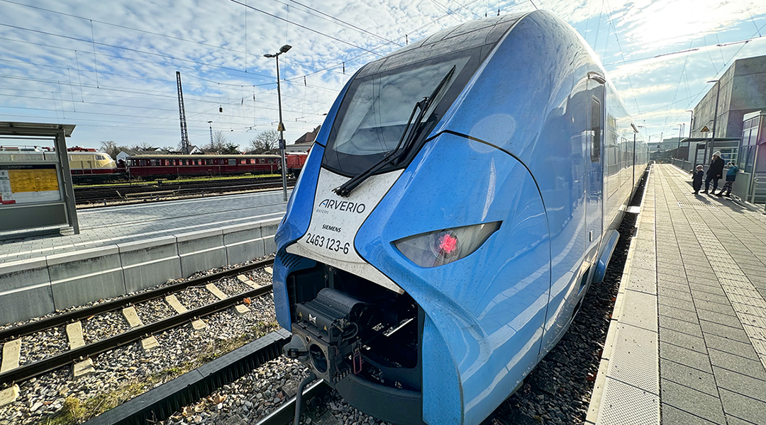 Ein Triebzug steht an einem Bahnsteig.