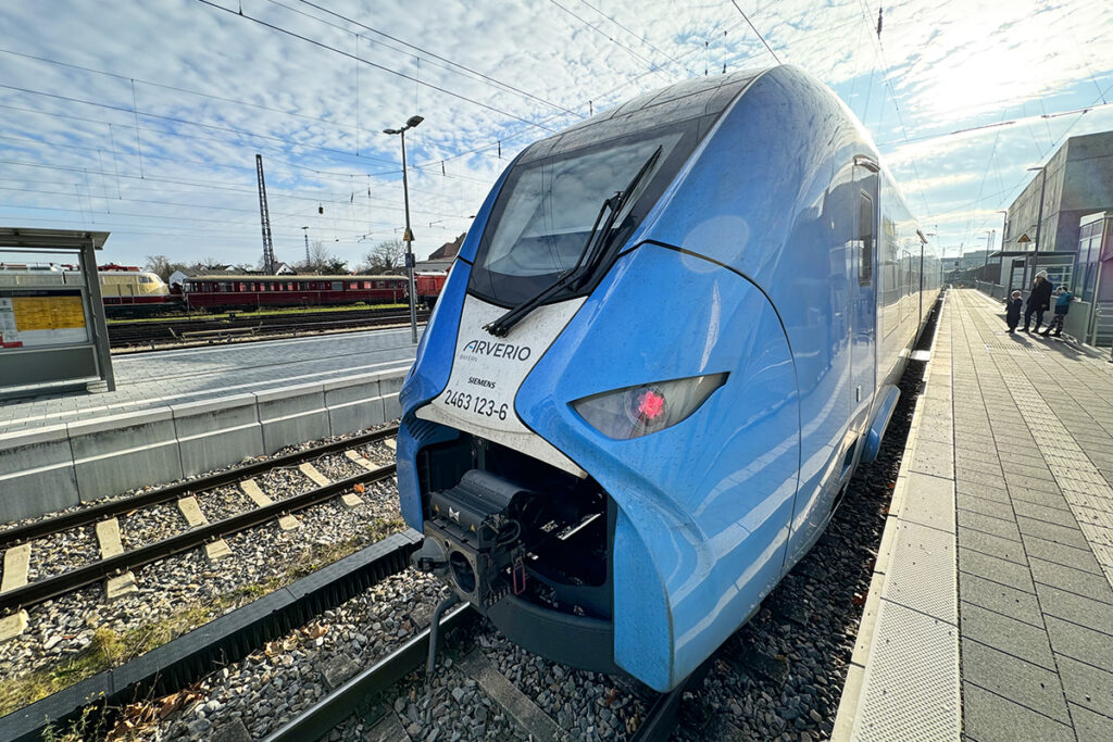 Ein Triebzug steht an einem Bahnsteig.