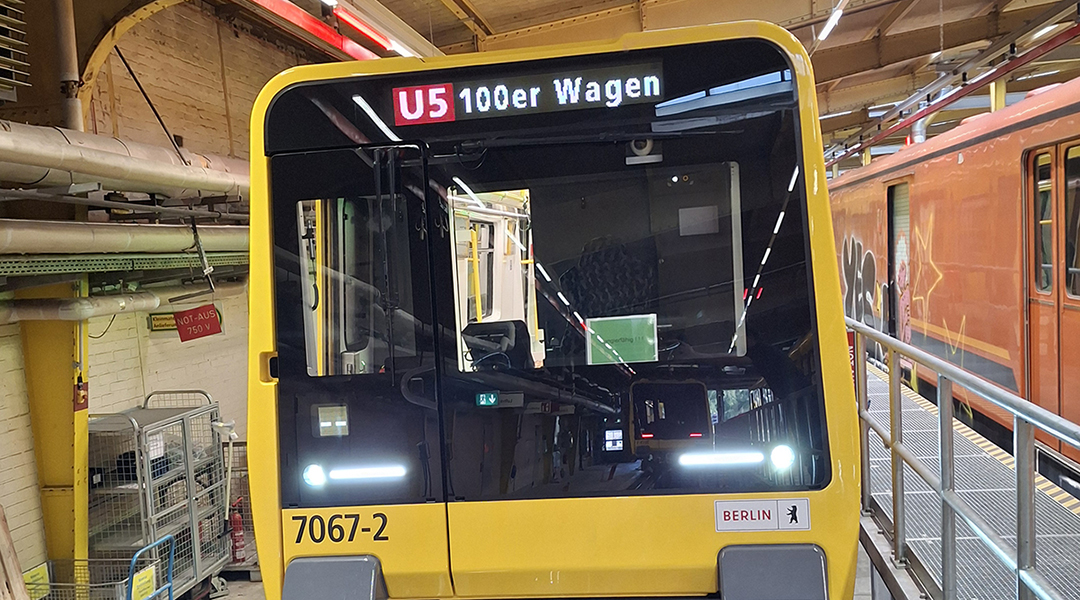 Eine U-Bahn steht in einer Werkstatthalle.