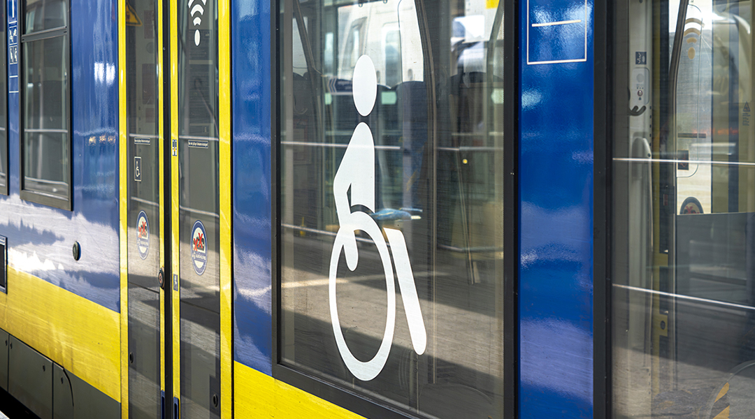 Ein Rollstuhlfahrer-Piktogramm an der Seite eines Zuges.