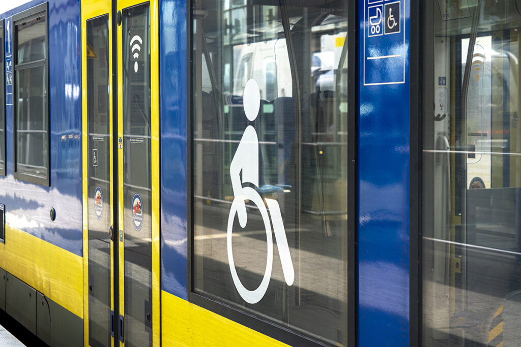 Ein Rollstuhlfahrer-Piktogramm an der Seite eines Zuges.