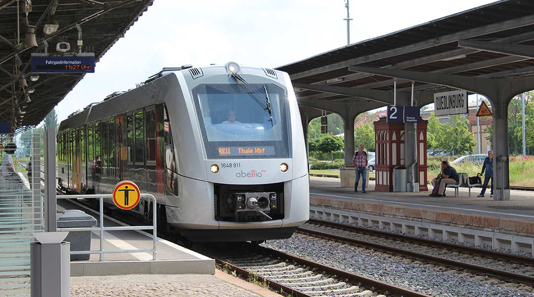 Ein Triebzug steht an einem Bahnsteig.