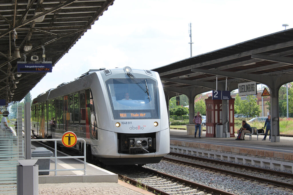 Ein Triebzug steht an einem Bahnsteig.