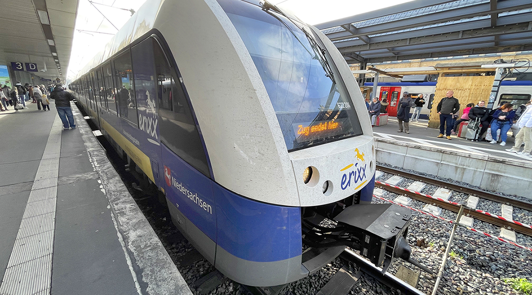 Ein Triebzug steht an einem überdachten Bahnsteig.