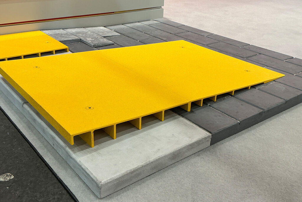 Eine Rampe liegt auf einem simulierten Bahnsteig.