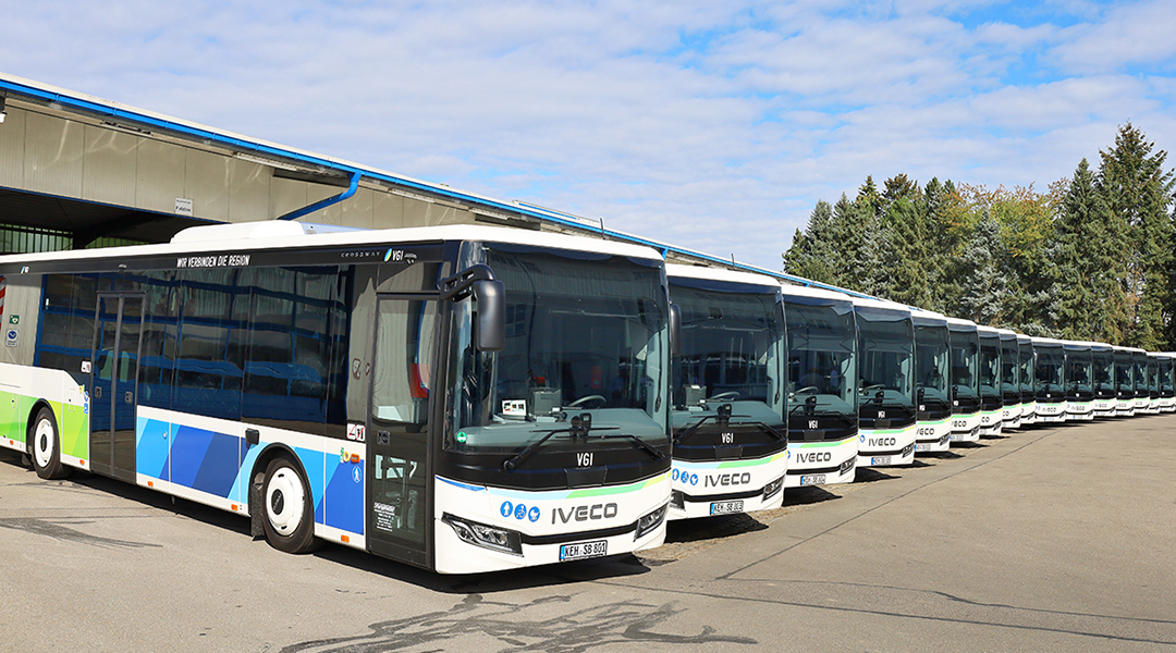 Zahlreiche Busse stehen nebeneinander.